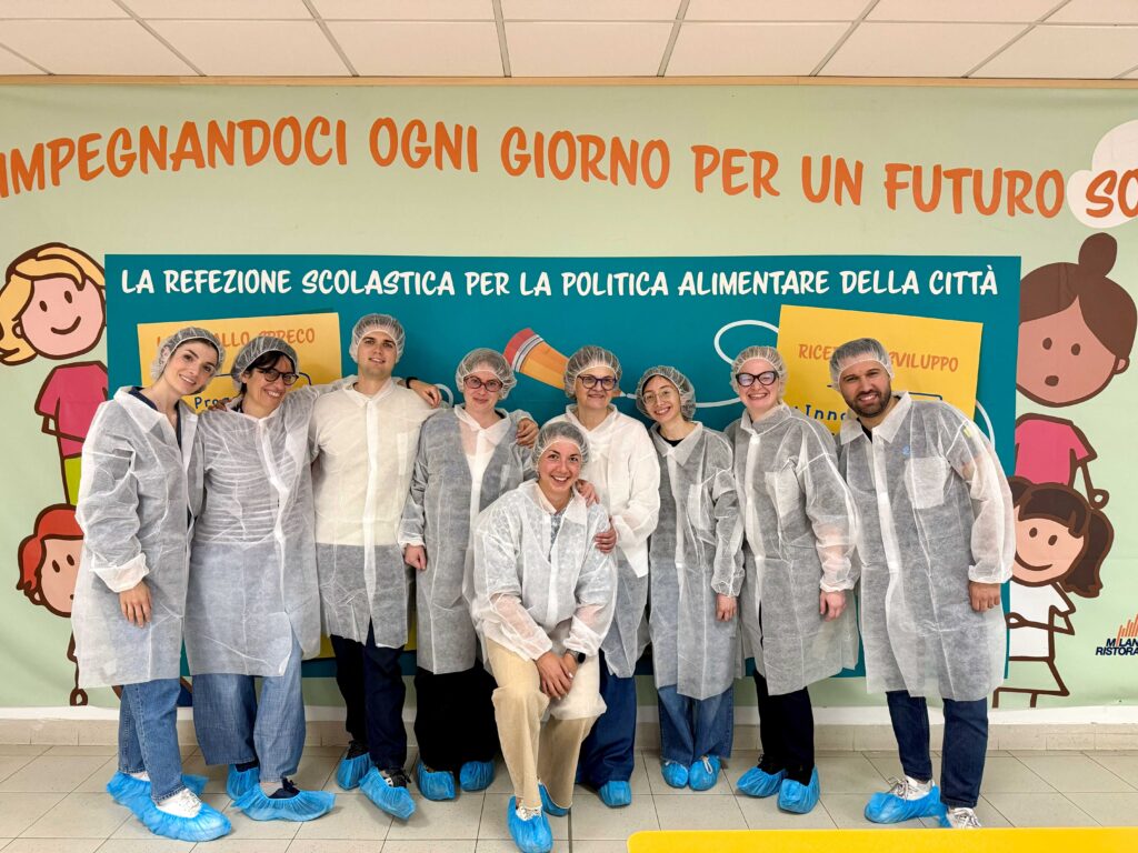 gruppo di studenti del master con abiti da laboratorio